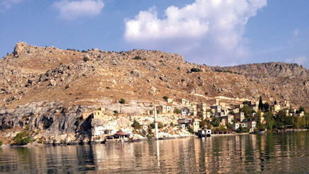 Halfeti’nin kıyısında, Fırat’ın suyunda Halfeti’nin kıyısında, Fırat’ın suyunda