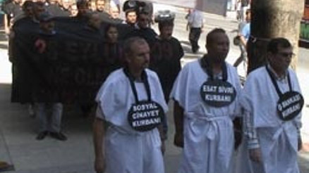 Tekstil işçilerinden kefenli protesto