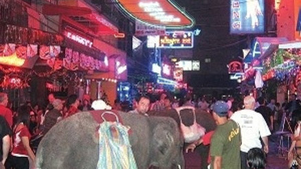 Şehir merkezindeki Patpong’da eğlendim, deniz böceklerini tattım