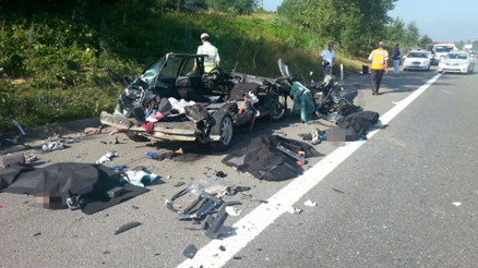 Sakaryada kaza: 3 ölü, 3 yaralı Sakaryada kaza: 3 ölü, 3 yaralı