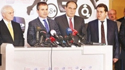 Demiröreni zor tuttular