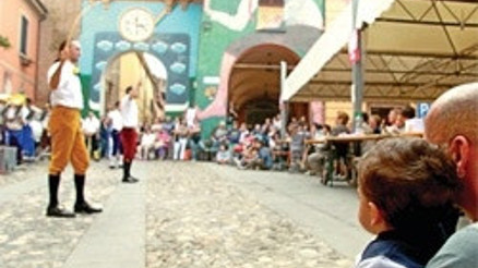 Dansçıları kamçılı sokakları freskli Dozza