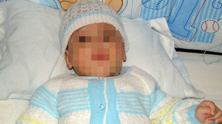 Bebeklerini çelik kasaya kilitleyip kaçtılar