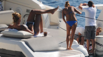 Pınar Altuğ kızı Su ile tatilde