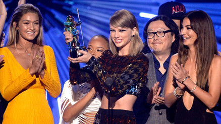 2015 MTV Video Müzik Ödüllerinin kazananı Taylor Swift