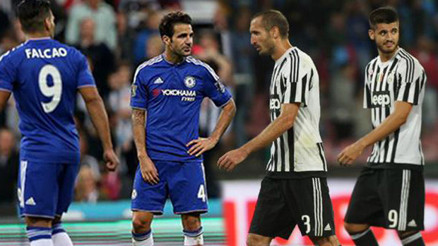 Juventus ve Chelsea geçen sezonu mumla aratıyor