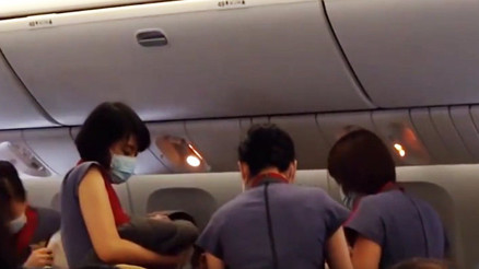 Bir anda sancısı gelince uçakta doğum yaptı