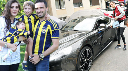 Gökhan Gönül, eşi Hatice Gönül’e otomobil aldı