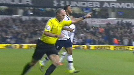 İngilterede skandal Hakem gole sevindi İngilterede skandal Hakem gole sevindi