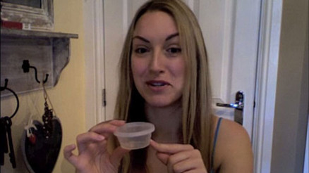 Her gün yüzüne sperm sürüyor