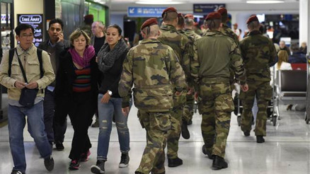 Paris’te OHAL postalı