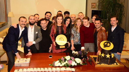 Demet Akalın, Pırlanta Albümüyle Altın Plak Ödülü Aldı