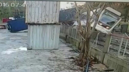 İzmir’de metro kazası güvenlik kamerasında