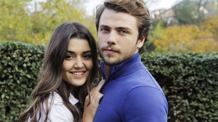 Tolga Sarıtaş rol arkadaşı Hande Erçel ile aşk mı yaşıyor