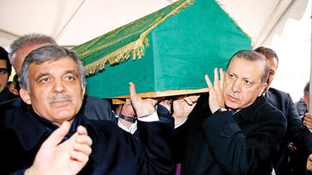 Yan yana uğurladılar Yan yana uğurladılar