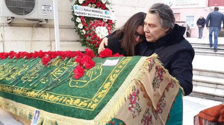 Işıl Yücesoy annesini son yolculuğuna uğurladı