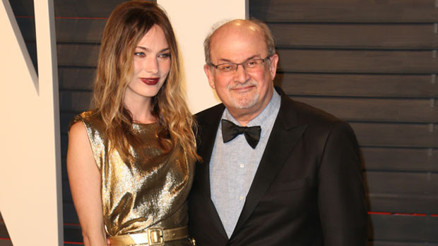 Yazar Salman Rüşdinin misafiri bütün dikkatleri üzerinde topladı