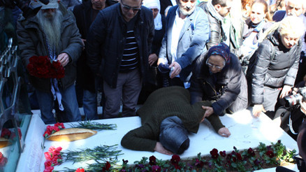 Berkin Elvan ölüm yıldönümünde mezarı başında anıldı Berkin Elvan ölüm yıldönümünde mezarı başında anıldı