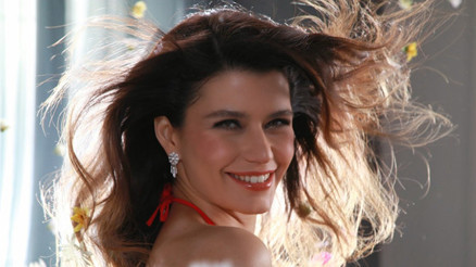 Beren Saat kimdir