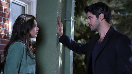 Kara Sevda 25. son bölümde büyük sır ortaya çıkıyor - İzle Kara Sevda 25. son bölümde büyük sır ortaya çıkıyor - İzle