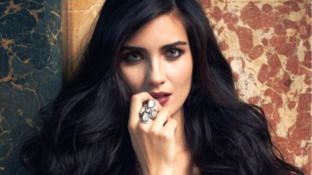 Başarılı oyuncu Tuba Büyüküstün kimdir