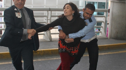 Dün uçaktan indirildi, bugün sinir krizi geçirdi