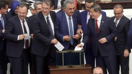 Davutoğlu eski soyadlarını açıkladı Davutoğlu eski soyadlarını açıkladı