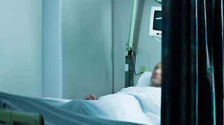 Türk doktor kimsenin uyandıramadığı hastayı böyle uyandırdı