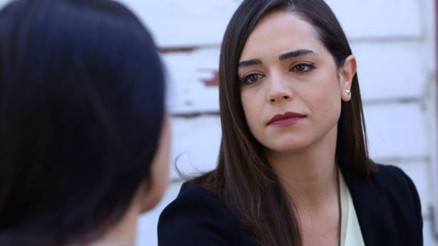 Kırgın Çiçekler 48. bölüm fragmanında Emel köşeye sıkışıyor - İzle