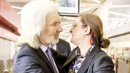 İlk uçakla döndü