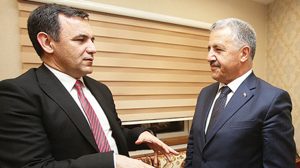 Çıta yukarıda gözler üzerimizde