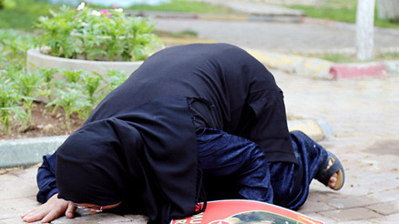 Acı an Can verdiği yeri eğilip öptü