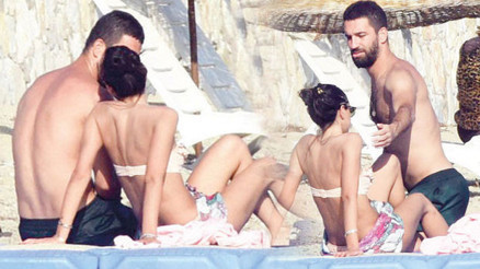 Arda Turan sevgilisi Aslıhan Doğanla tatilde