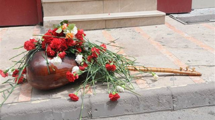 Madımak katliamının 23’üncü yılında ölenler yanık bağlama ile anıldı Madımak katliamının 23’üncü yılında ölenler yanık bağlama ile anıldı