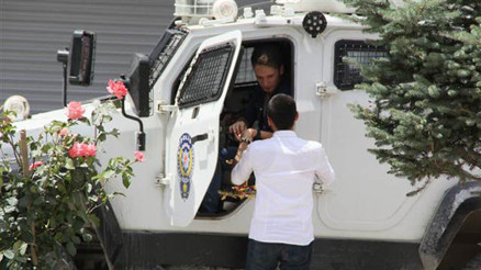 HDP bayramlaşmasında polise şeker ve kolonya ikram edildi