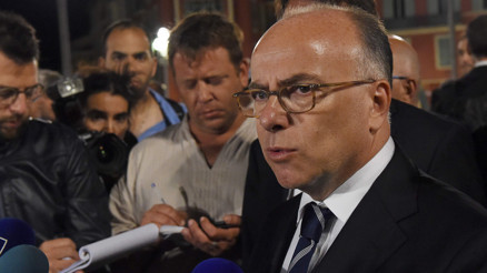 Fransa İçişleri Bakanı Cazeneuve: Savaştayız