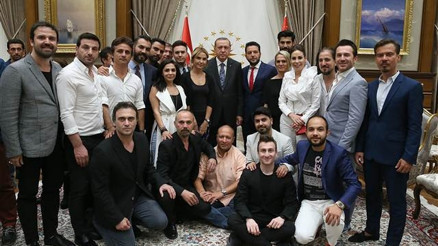 Cumhurbaşkanı Erdoğan, Demokrasi Nöbetine katılan sanatçıları kabul etti