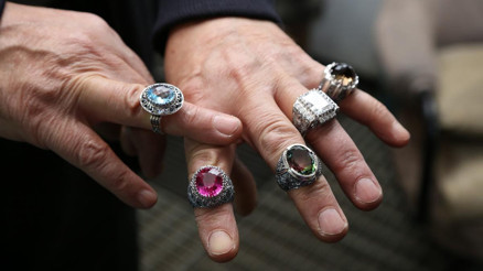 Tarihi motif ve ayetleri yüzüklere nakşediyor Tarihi motif ve ayetleri yüzüklere nakşediyor