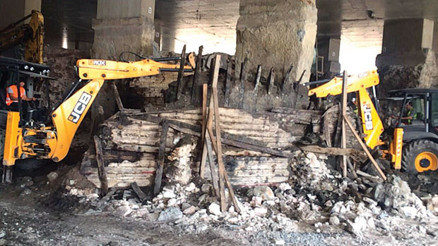 Antik mendireği parçaladılar