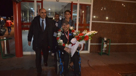 Asya Şampiyonu Çiçeklerle Karşılandı