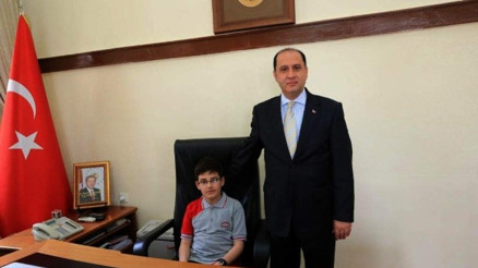 Vali Çomaktekin Koltuğunu Öğrenciye Devretti Vali Çomaktekin Koltuğunu Öğrenciye Devretti