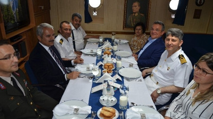 Askeri Gemiler Kuşadası’nda