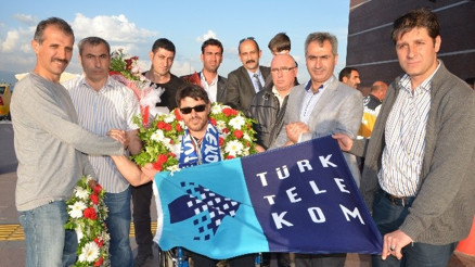 Avrupa Şampiyonu Çiçeklerle Karşılandı