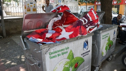 Manisa’da Billboard Polemiği Bayrak Krizine Döndü