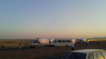 Yolcu Minibüsü Yan Yattı: 13 Yaralı