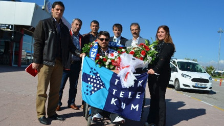 Seven Çiçeklerle Karşılandı