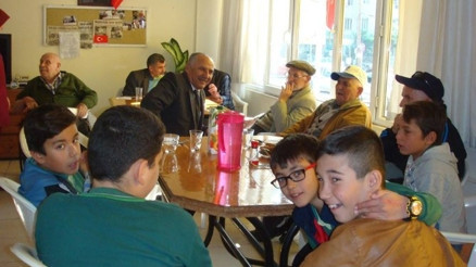 Burhaniye’de Öğrencilerin Huzurevi Ziyareti