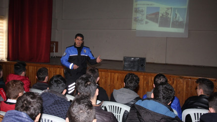 Polis, öğrencilere güvenli internet eğitimi verdi