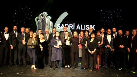 Tiyatronun yıldızları Çankayada ödüllendirildi