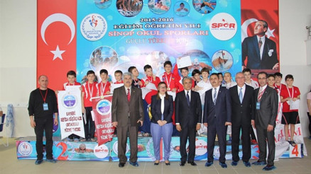 Sinop’ta grup yüzme yarışları sona erdi